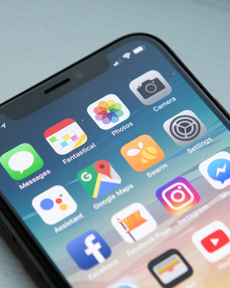 斗球App在最新iPhone 17 Pro Max灵动岛上的展示界面，显示实时足球比赛比分和精彩回放