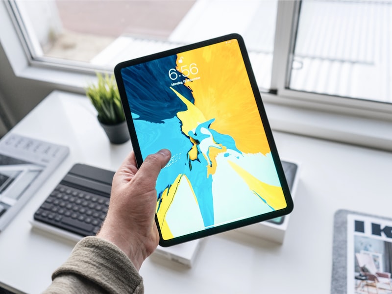 斗球App在iPad Pro上分屏显示的界面，左侧是足球比赛直播，右侧是赛事数据统计和聊天社区